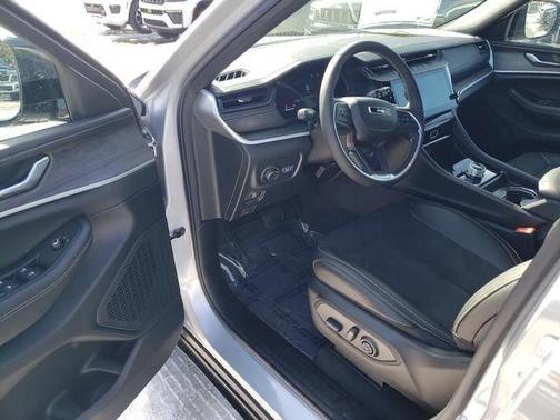Silver Zynith 2026 Jeep Grand Cherokee Laredo