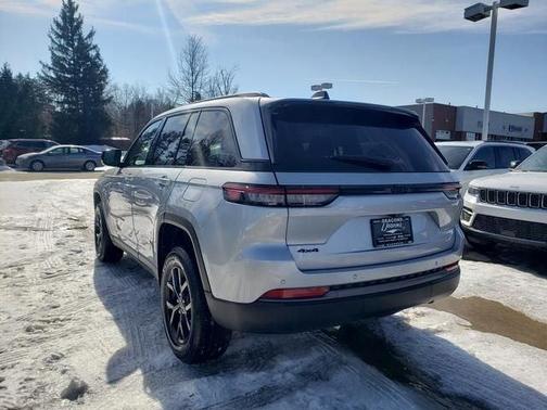 Silver Zynith 2026 Jeep Grand Cherokee Laredo