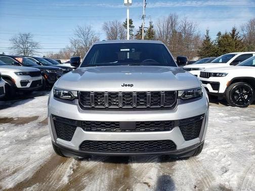 Silver Zynith 2026 Jeep Grand Cherokee Laredo