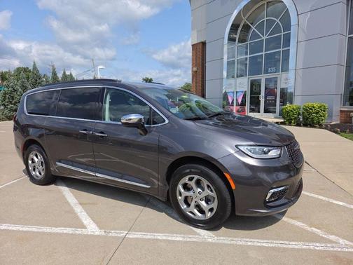 Granite Crystal Clearcoat Metallic 2023 Chrysler Pacifica Limited