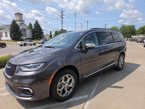 Granite Crystal Clearcoat Metallic 2023 Chrysler Pacifica Limited