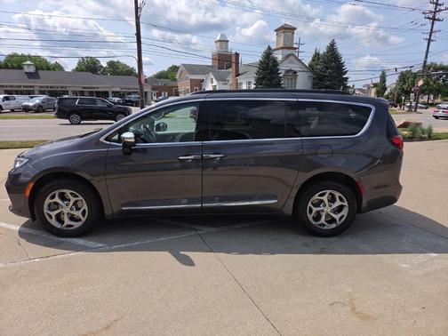 Granite Crystal Clearcoat Metallic 2023 Chrysler Pacifica Limited