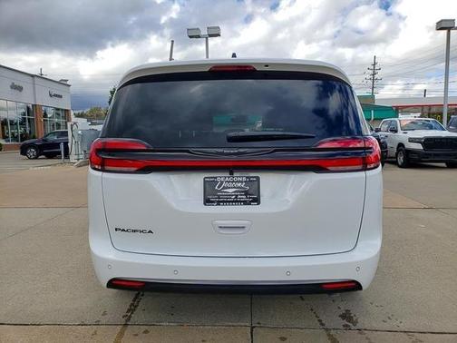 2026 Chrysler Pacifica Select