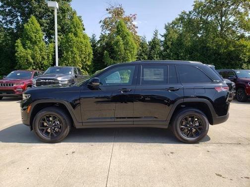 2025 Jeep Grand Cherokee Laredo