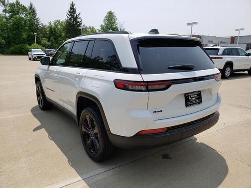 2025 Jeep Grand Cherokee Laredo