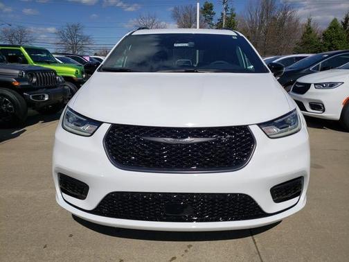 2026 Chrysler Pacifica Select