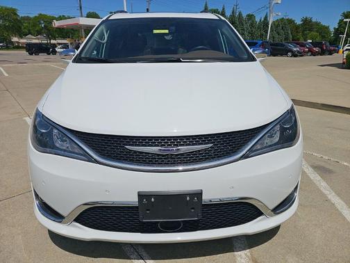 Bright White Clearcoat 2019 Chrysler Pacifica Limited