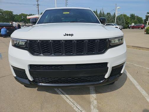 Bright White Clearcoat 2025 Jeep Grand Cherokee L Laredo