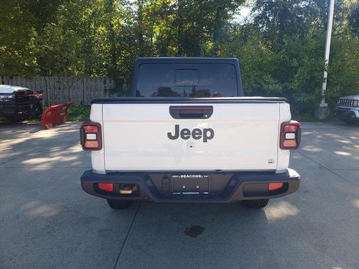 Bright White Clearcoat 2026 Jeep Gladiator Sport