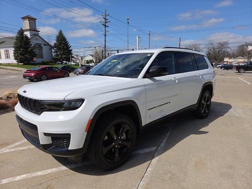 Bright White Clearcoat 2024 Jeep Grand Cherokee L Laredo
