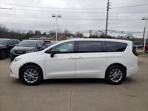 Bright White Clearcoat 2026 Chrysler Pacifica Limited