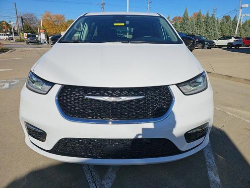 Bright White Clearcoat 2024 Chrysler Pacifica Touring-L