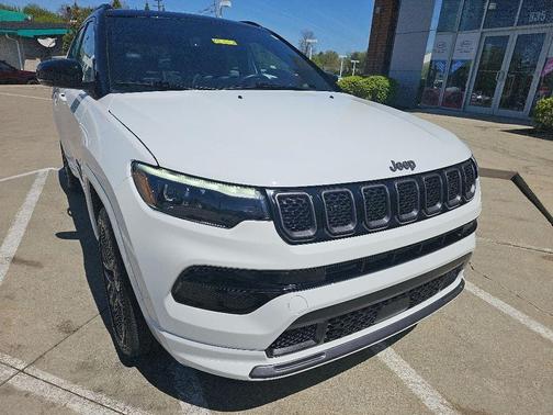 Bright White Clearcoat 2023 Jeep Compass Altitude