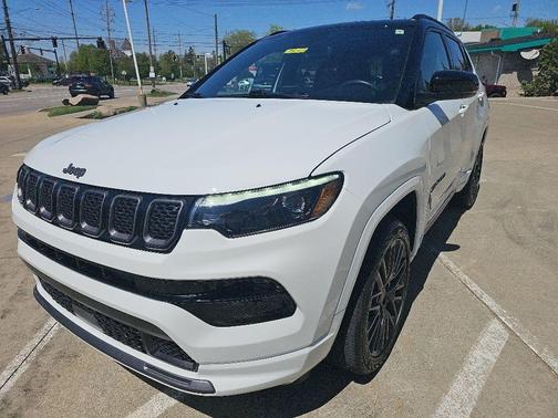 Bright White Clearcoat 2023 Jeep Compass Altitude