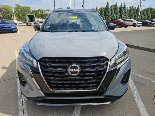 Boulder Gray Metallic 2024 Nissan Kicks SR