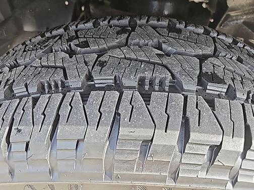 Brilliant Black Crystal Pearlcoat 2017 RAM 1500 SLT