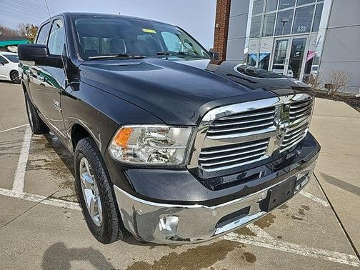 Brilliant Black Crystal Pearlcoat 2017 RAM 1500 SLT