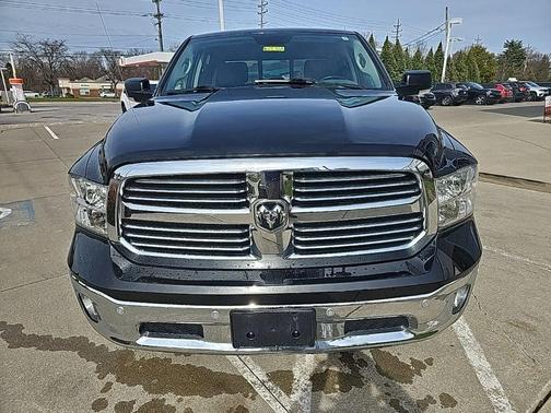 Brilliant Black Crystal Pearlcoat 2017 RAM 1500 SLT