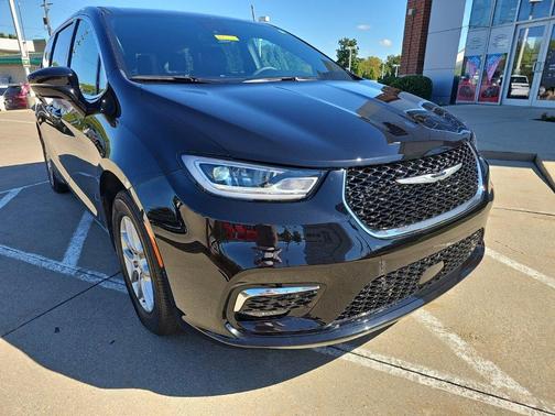 Diamond Black 2026 Chrysler Pacifica Select