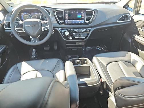 Diamond Black 2026 Chrysler Pacifica Select