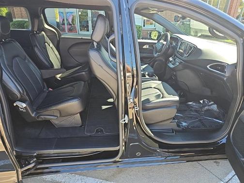 Diamond Black 2026 Chrysler Pacifica Select
