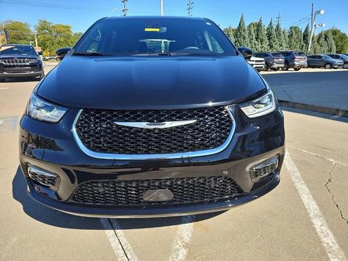 Diamond Black 2026 Chrysler Pacifica Select