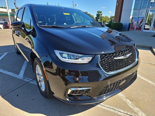 Diamond Black 2026 Chrysler Pacifica Select