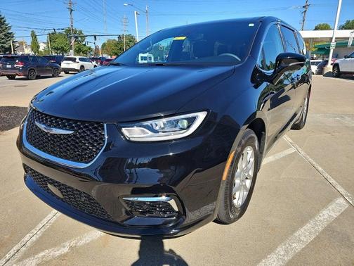 Diamond Black 2026 Chrysler Pacifica Select