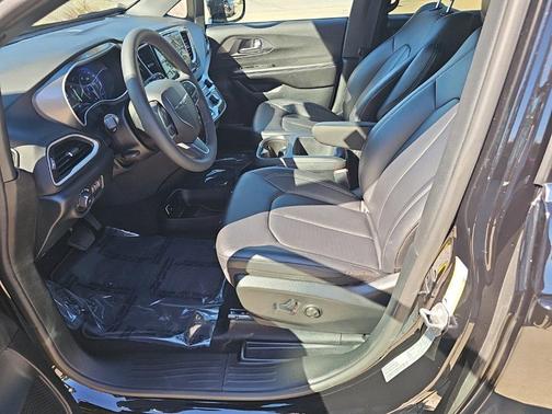 Diamond Black 2026 Chrysler Pacifica Select