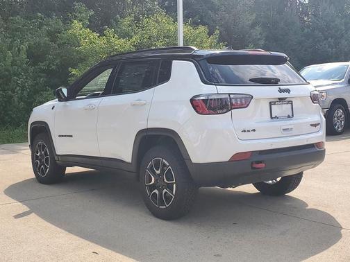 Bright White Clearcoat 2026 Jeep Compass Trailhawk