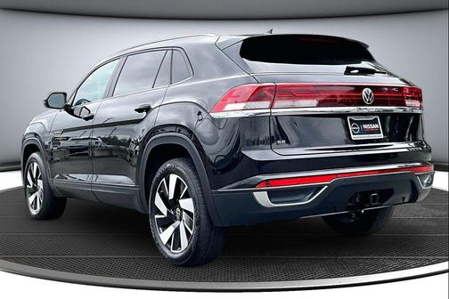 Deep Black Pearl 2025 Volkswagen Atlas Cross Sport 2.0T SE w/Technology