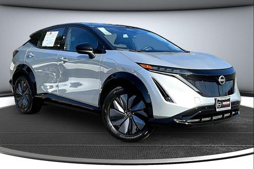 Brilliant Silver Metallic/Black Diamond Pearl 2023 Nissan ARIYA ENGAGE