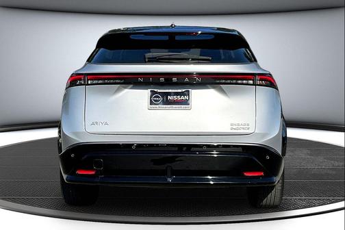 Brilliant Silver Metallic/Black Diamond Pearl 2023 Nissan ARIYA ENGAGE