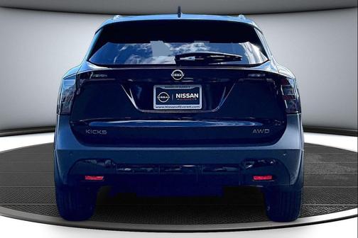 Super Black 2027 Nissan Kicks SR