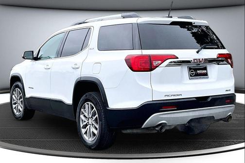 Summit White 2018 GMC Acadia SLE-2