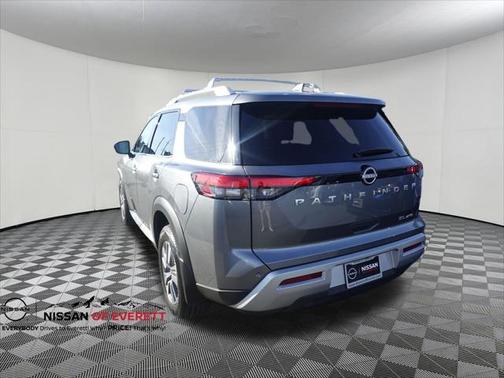 2025 Nissan Pathfinder SL 4WD