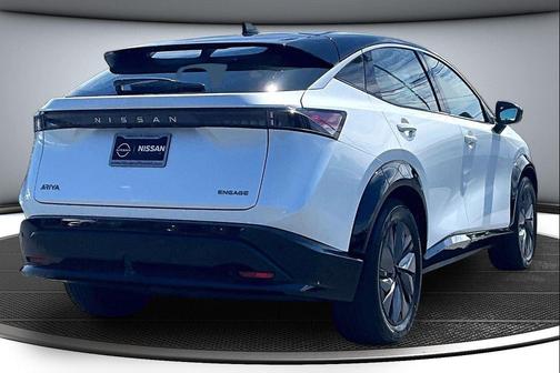 Everest White Pearl Tricoat/Black Diamond Pearl 2023 Nissan ARIYA ENGAGE