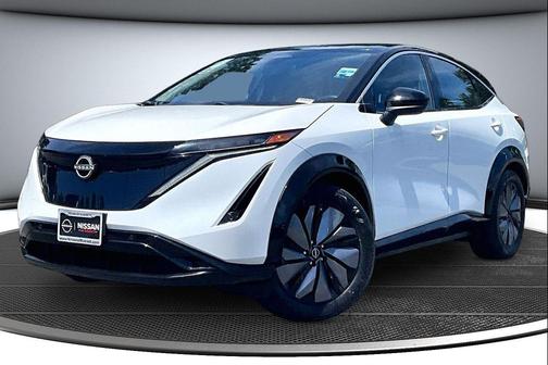 Everest White Pearl Tricoat/Black Diamond Pearl 2023 Nissan ARIYA ENGAGE