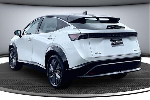 Everest White Pearl Tricoat/Black Diamond Pearl 2023 Nissan ARIYA ENGAGE