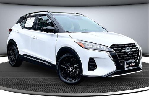 Aspen White/Super Black 2023 Nissan Kicks SR