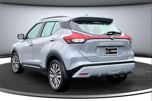 Boulder Gray Pearl 2022 Nissan Kicks SR