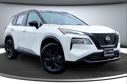 Pearl White Tricoat/Super Black 2023 Nissan Rogue SV