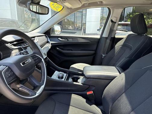 Metallic 2024 Jeep Grand Cherokee LAREDO