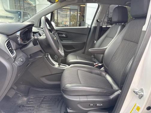 Summit White 2022 Chevrolet Trax LT