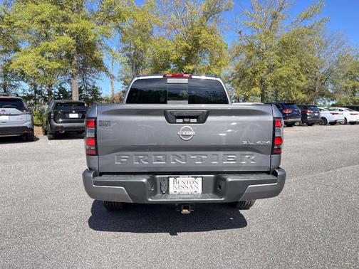 2024 Nissan Frontier SL