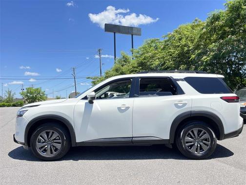 2022 Nissan Pathfinder SV