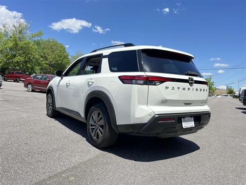 2022 Nissan Pathfinder SV
