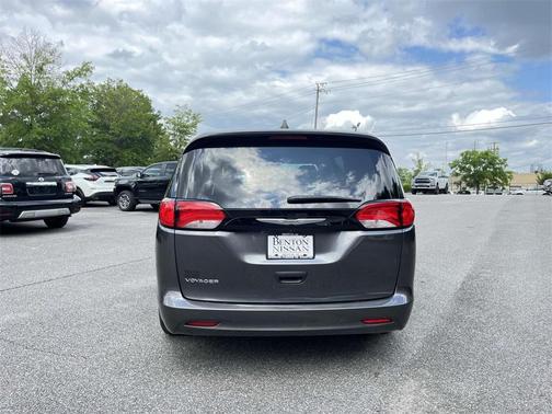 2023 Chrysler Voyager LX