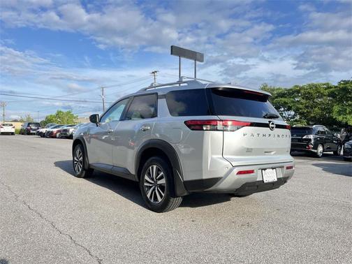 2024 Nissan Pathfinder SL