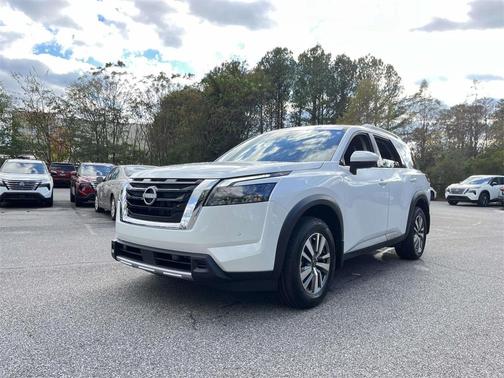 2025 Nissan Pathfinder SL